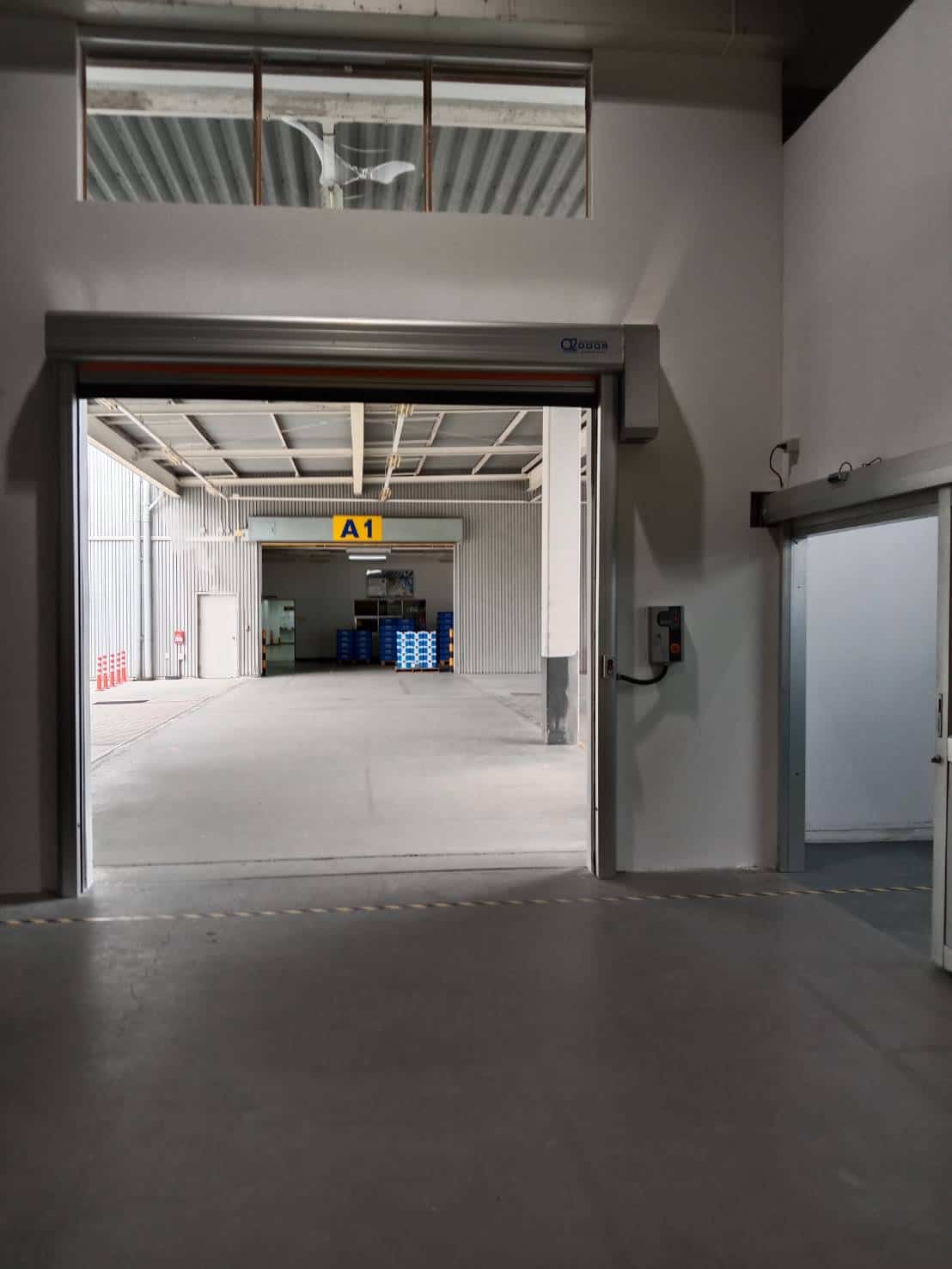 ภาพผลงานติดตั้งประตูไฮสปีด รุ่น Standard สำหรับอิเล็กทรอนิกส์ ที่ชลบุรี โดย OZ DOOR (2)