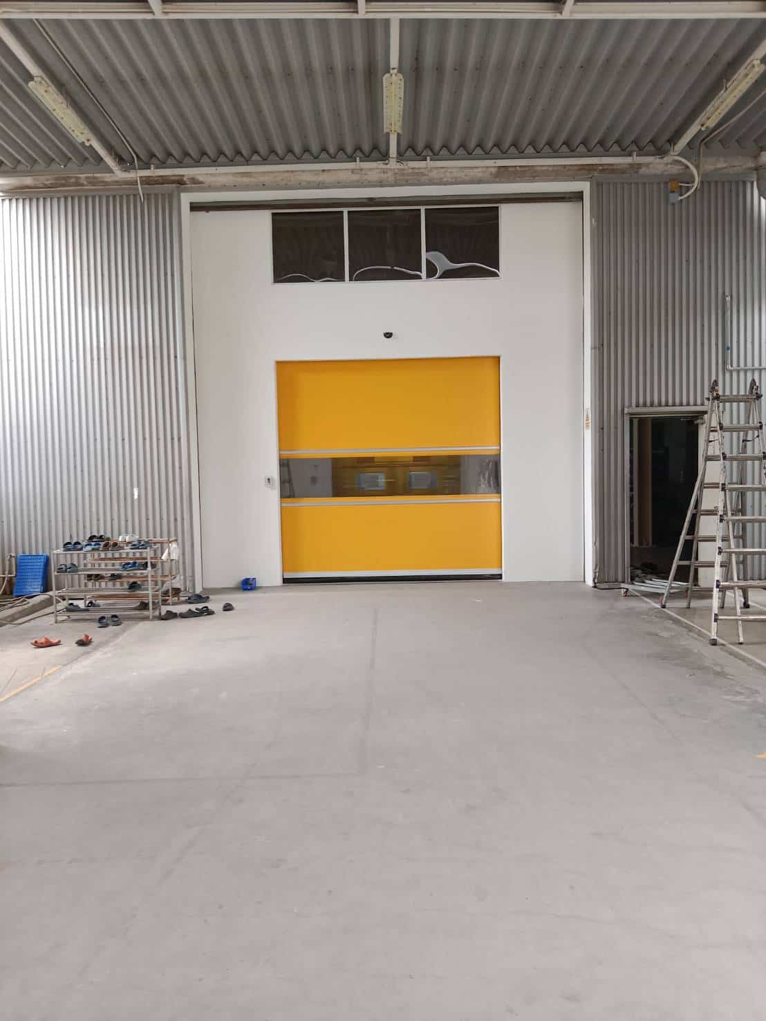 ภาพผลงานติดตั้งประตูไฮสปีด รุ่น Standard สำหรับอิเล็กทรอนิกส์ ที่ชลบุรี โดย OZ DOOR (6)