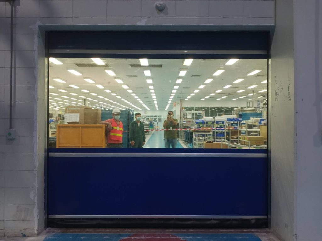 ภาพผลงานติดตั้งประตูไฮสปีด รุ่น Standard สำหรับอิเล็กทรอนิกส์ ที่ระยอง โดย OZ DOOR (2)