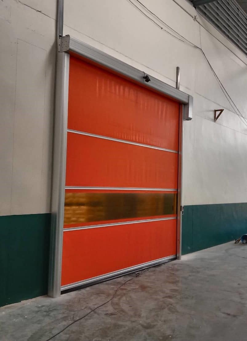 ภาพผลงานติดตั้งประตูไฮสปีด สำหรับอาหารและเครื่องดื่ม ที่นครปฐม โดย OZ DOOR