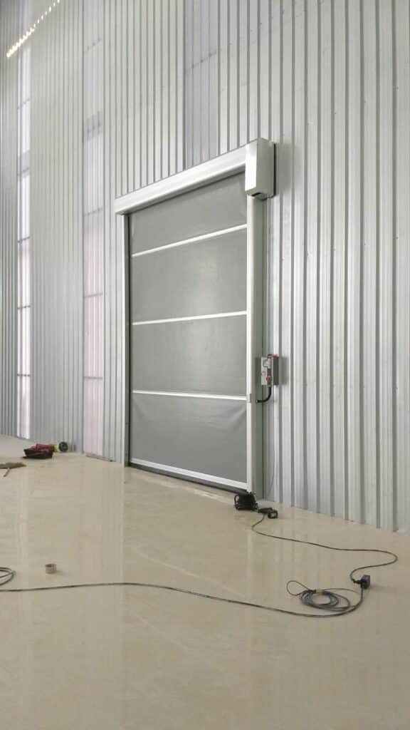 ภาพผลงานติดตั้งประตูไฮสปีด รุ่น Standard สำหรับอาหารและเครื่องดื่ม ที่ระยอง โดย OZ DOOR