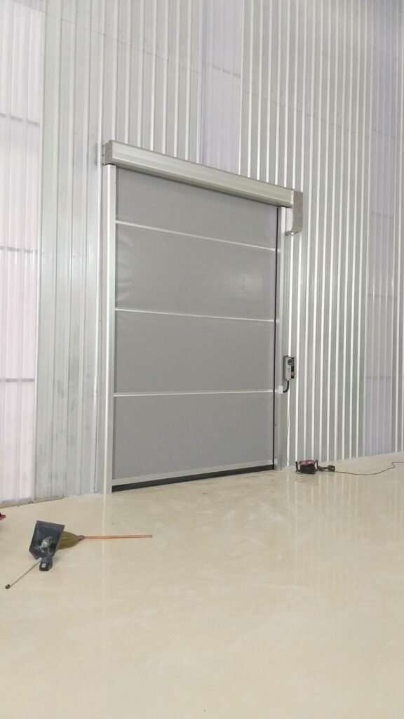 ภาพผลงานติดตั้งประตูไฮสปีด รุ่น Standard สำหรับอาหารและเครื่องดื่ม ที่ระยอง โดย OZ DOOR (2)