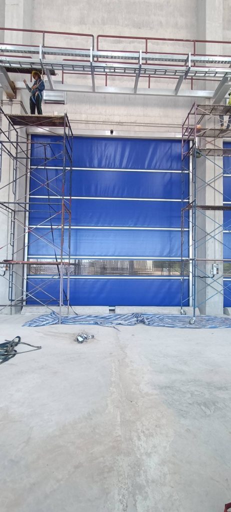 ภาพผลงานติดตั้งประตูไฮสปีด รุ่น Standard สำหรับโครงการที่อยู่อาศัยและผู้พัฒนาอสังหาริมทรัพย์ ที่หนองคาย โดย OZ DOOR