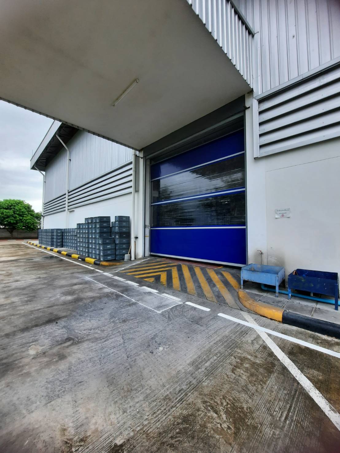 ภาพผลงานติดตั้งประตูไฮสปีด รุ่น Standard สำหรับโรงงานอุตสาหกรรม ที่ชลบุรี โดย OZ DOOR