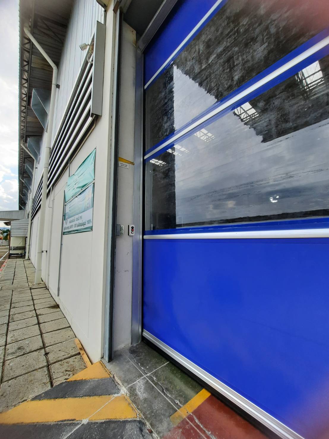 ภาพผลงานติดตั้งประตูไฮสปีด รุ่น Standard สำหรับโรงงานอุตสาหกรรม ที่ชลบุรี โดย OZ DOOR (3)