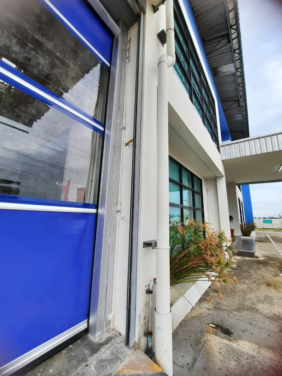ภาพผลงานติดตั้งประตูไฮสปีด รุ่น Standard สำหรับโรงงานอุตสาหกรรม ที่ชลบุรี โดย OZ DOOR (6)