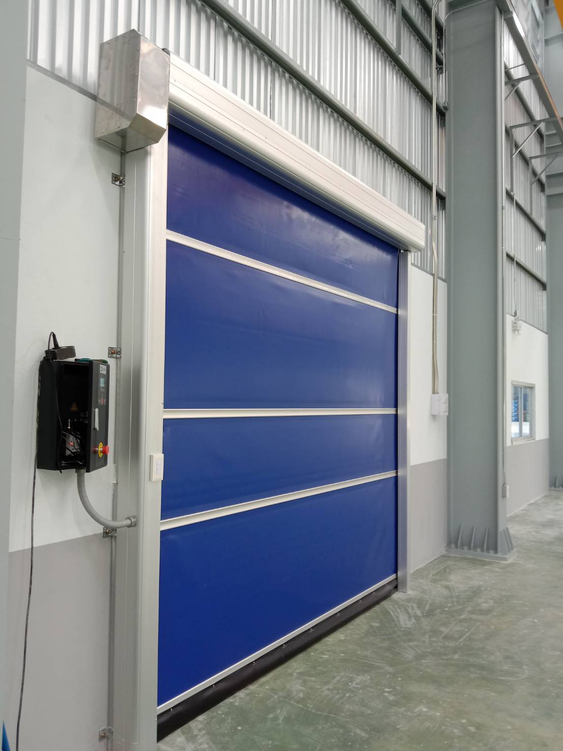 ภาพผลงานติดตั้งประตูไฮสปีด รุ่น Standard สำหรับโรงงานอุตสาหกรรม ที่ชลบุรี โดย OZ DOOR (2)