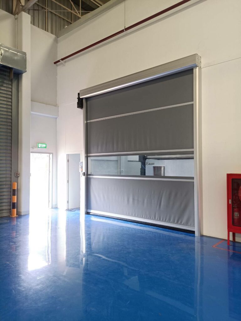 ภาพผลงานติดตั้งประตูไฮสปีด รุ่น Standard สำหรับโรงงานอุตสาหกรรม ที่ปทุมธานี โดย OZ DOOR (2)