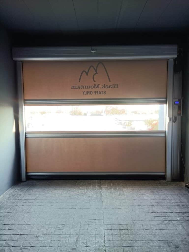 ภาพผลงานติดตั้งประตูไฮสปีด รุ่น Standard สำหรับคลังสินค้าและโลจิสติกส์ ที่ประจวบคีรีขันธ์ โดย OZ DOOR