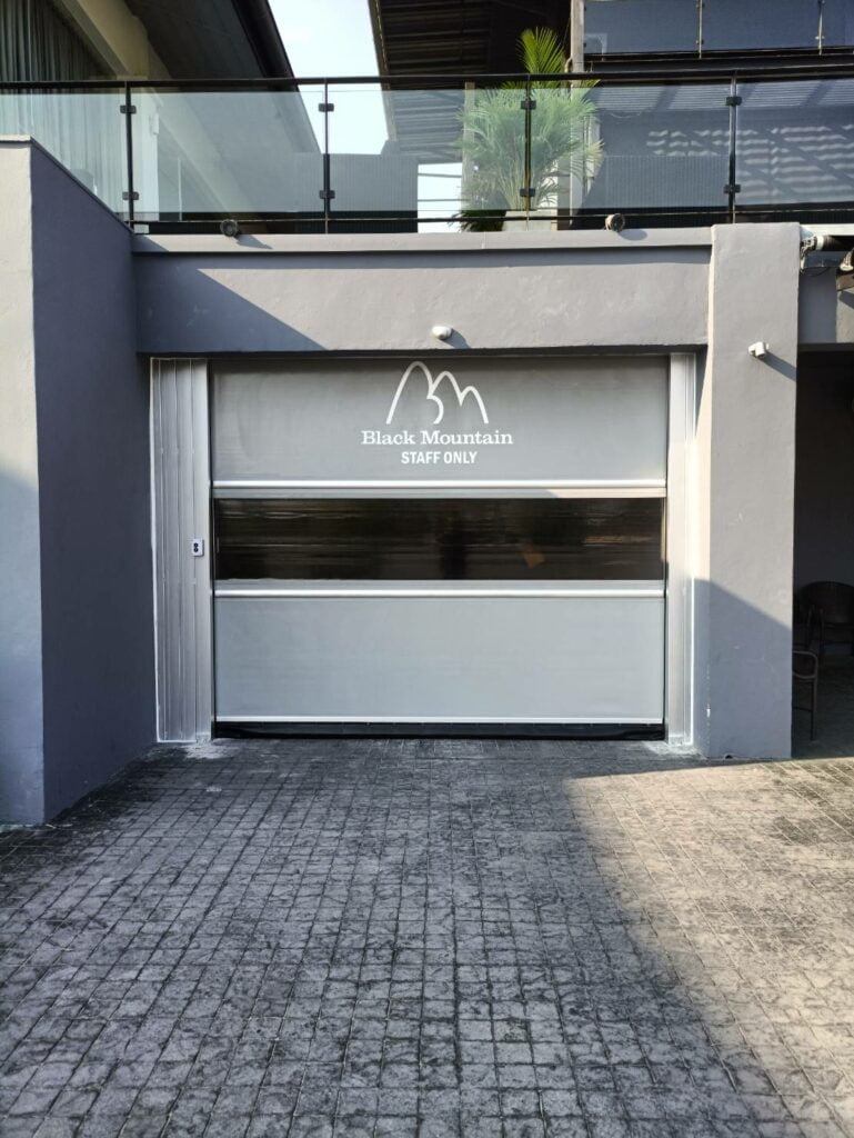 ภาพผลงานติดตั้งประตูไฮสปีด รุ่น Standard สำหรับคลังสินค้าและโลจิสติกส์ ที่ประจวบคีรีขันธ์ โดย OZ DOOR (2)