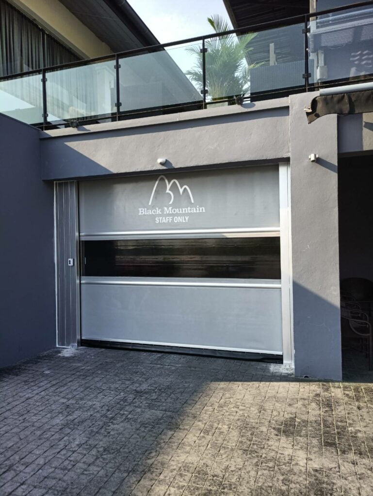 ภาพผลงานติดตั้งประตูไฮสปีด รุ่น Standard สำหรับคลังสินค้าและโลจิสติกส์ ที่ประจวบคีรีขันธ์ โดย OZ DOOR (3)