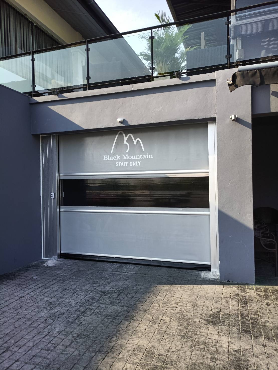 ภาพผลงานติดตั้งประตูไฮสปีด สำหรับคลังสินค้าและโลจิสติกส์ ที่ประจวบคีรีขันธ์ โดย OZ DOOR