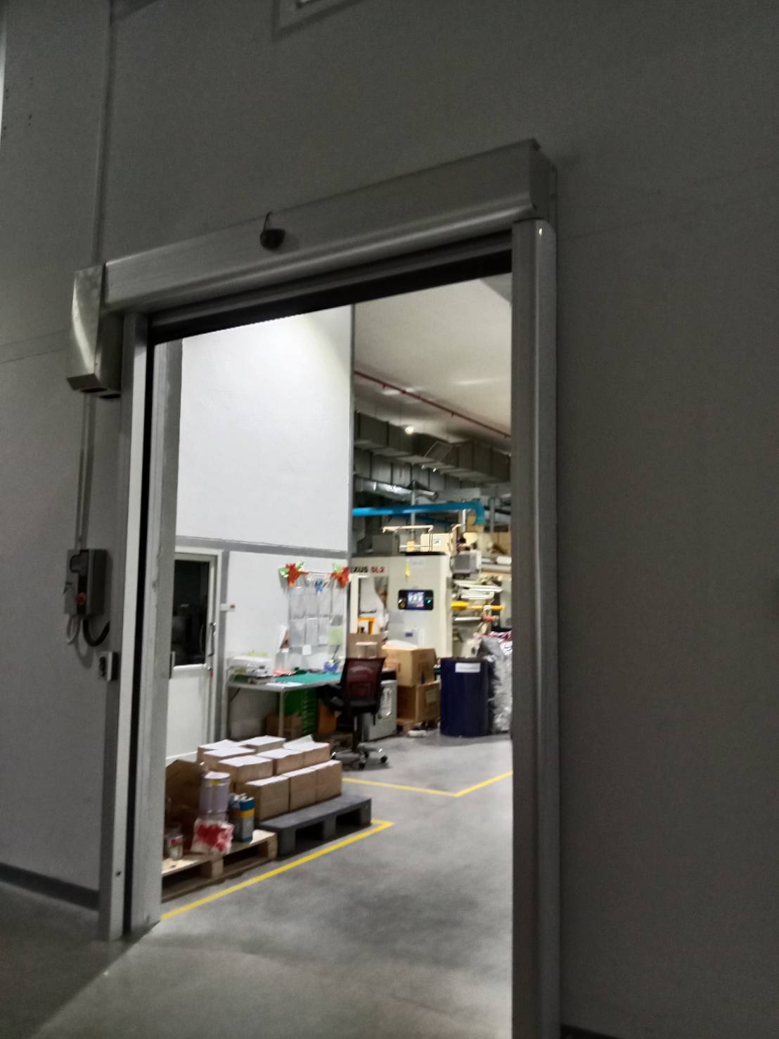 ภาพผลงานติดตั้งประตูไฮสปีด รุ่น Standard สำหรับโรงงานอุตสาหกรรม ที่สมุทรสาคร โดย OZ DOOR