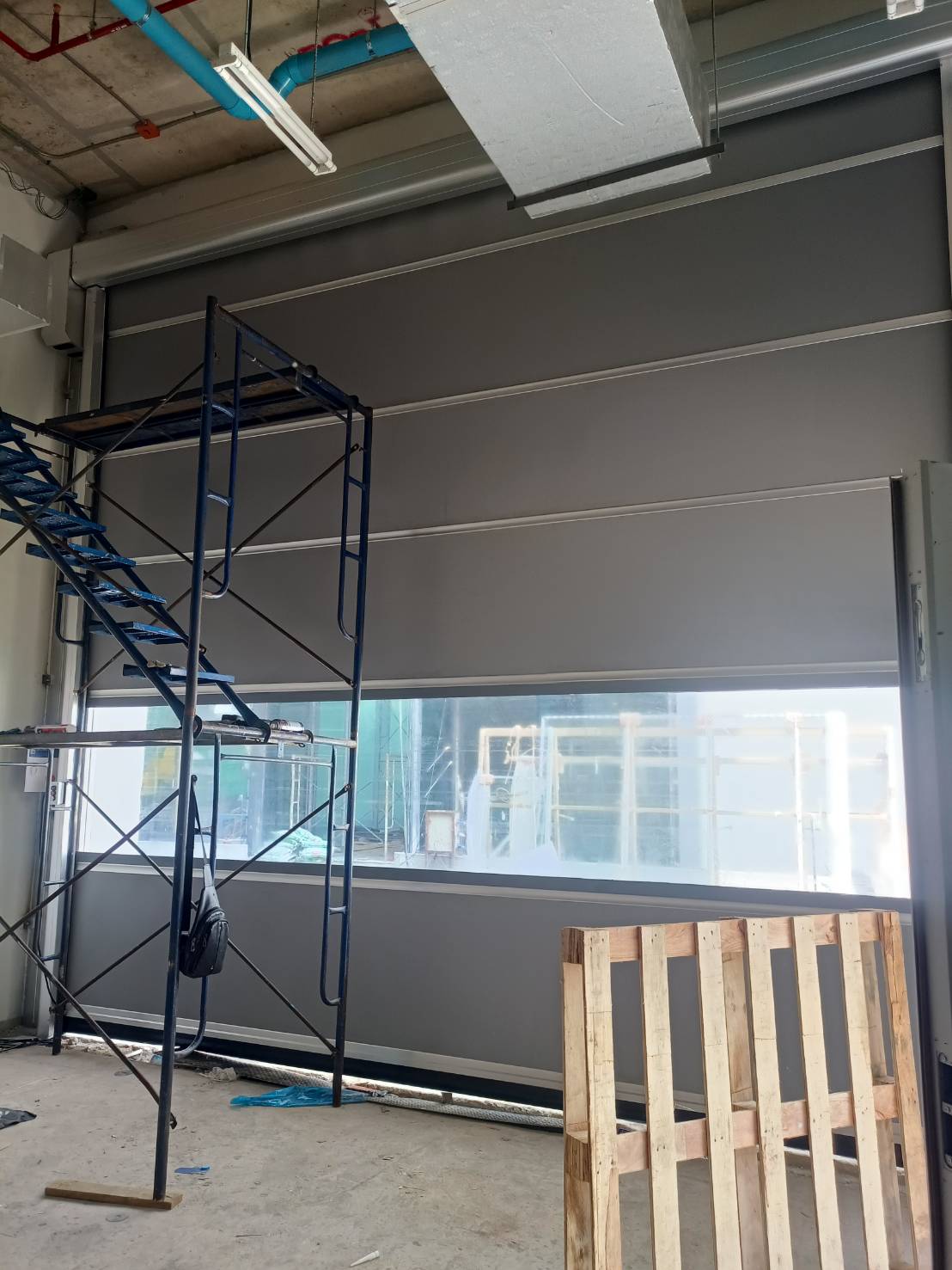 ภาพผลงานติดตั้งประตูไฮสปีด รุ่น Standard สำหรับคลีนรูมและ GMP ที่กรุงเทพมหานคร โดย OZ DOOR