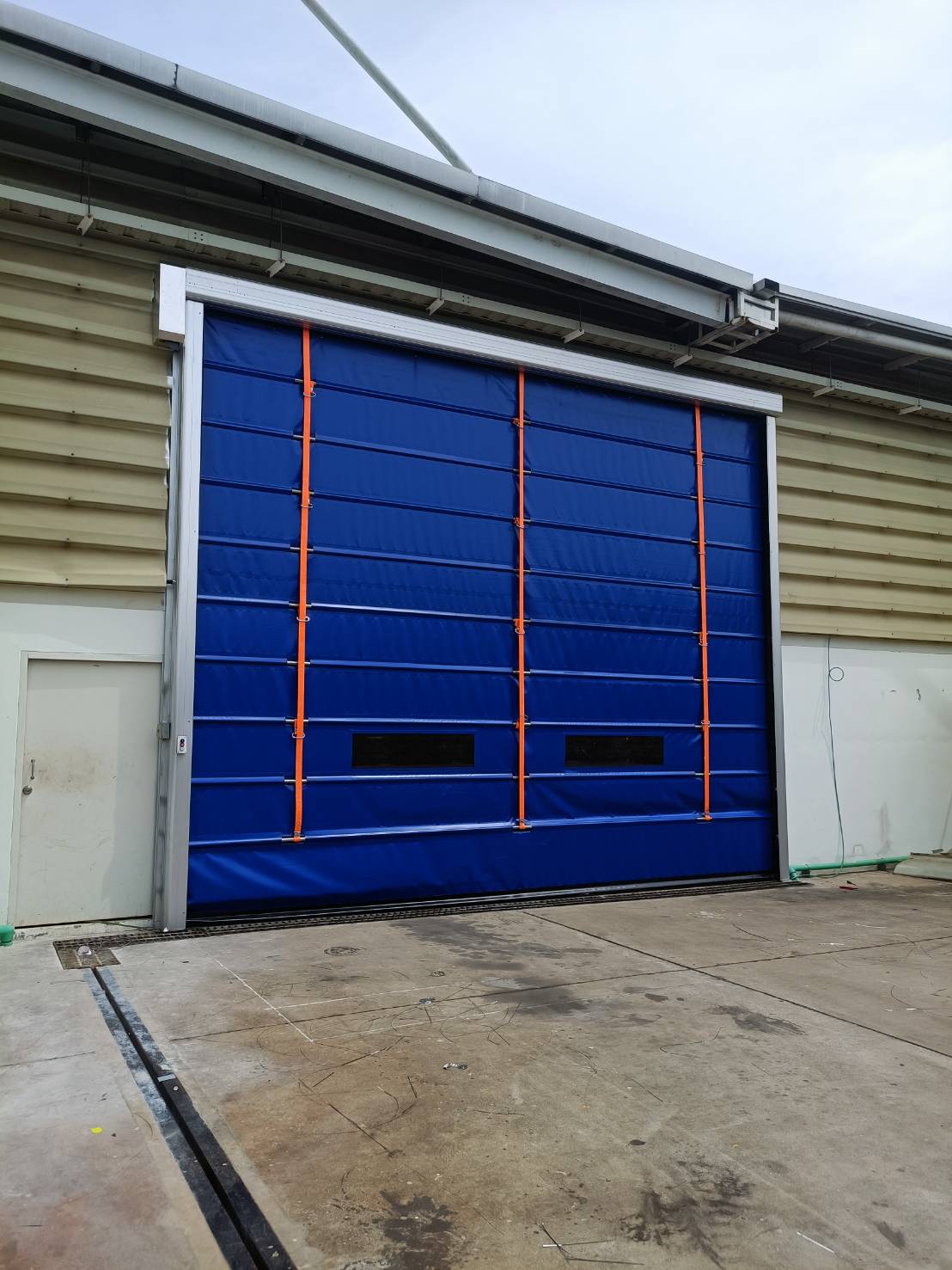 Installation photo of High Speed Doors for Manufacturing in Phra Nakhon Si Ayutthaya by OZ DOOR (4)