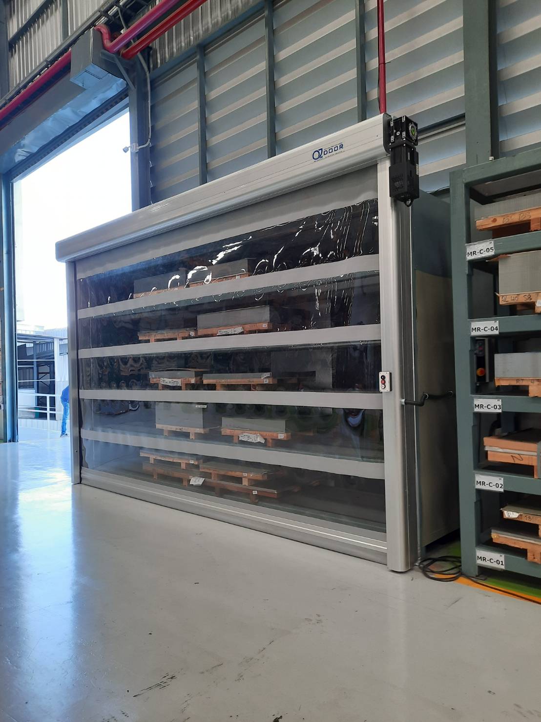 ภาพผลงานติดตั้งประตูไฮสปีด รุ่น Standard สำหรับโรงงานอุตสาหกรรม ที่ชลบุรี โดย OZ DOOR