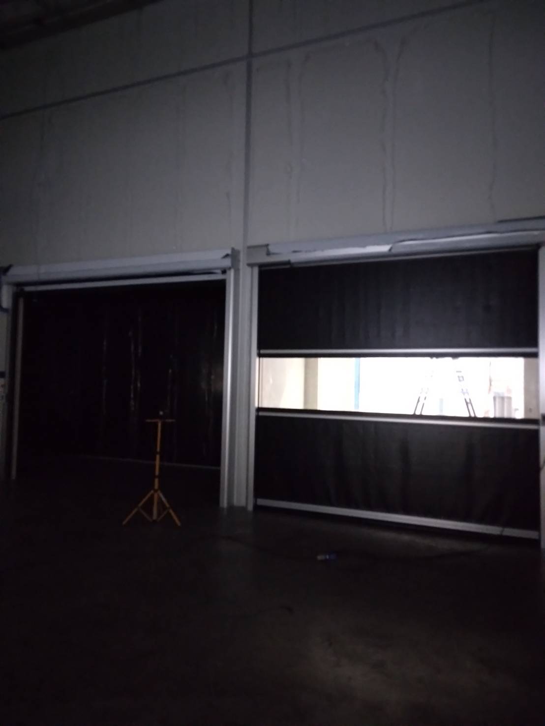 ภาพผลงานติดตั้งประตูไฮสปีด รุ่น Standard สำหรับโรงงานอุตสาหกรรม ที่ชลบุรี โดย OZ DOOR