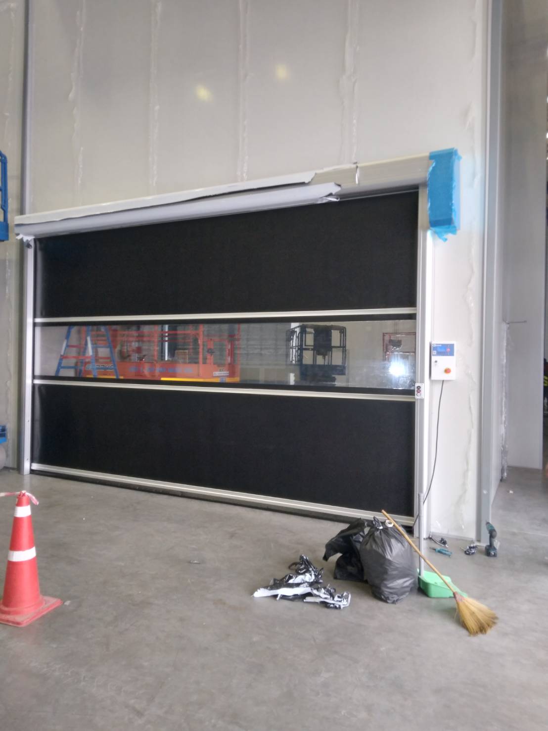 ภาพผลงานติดตั้งประตูไฮสปีด รุ่น Standard สำหรับโรงงานอุตสาหกรรม ที่ชลบุรี โดย OZ DOOR (4)