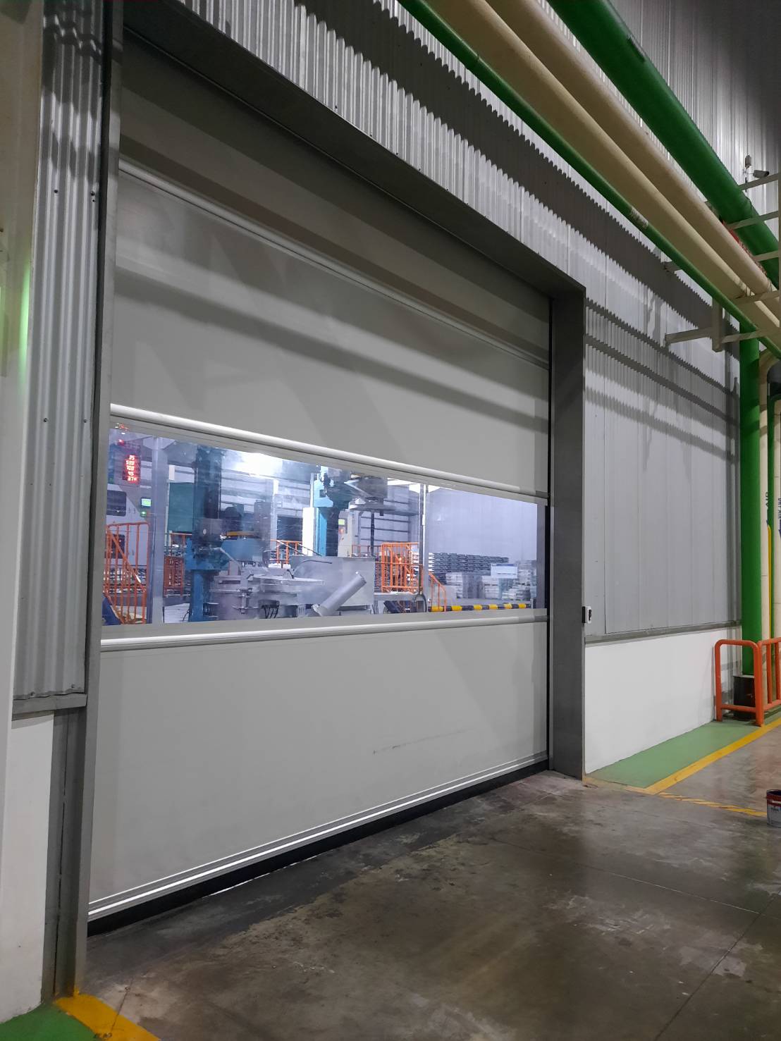 ภาพผลงานติดตั้งประตูไฮสปีด รุ่น Standard สำหรับโรงงานอุตสาหกรรม ที่ชลบุรี โดย OZ DOOR (2)