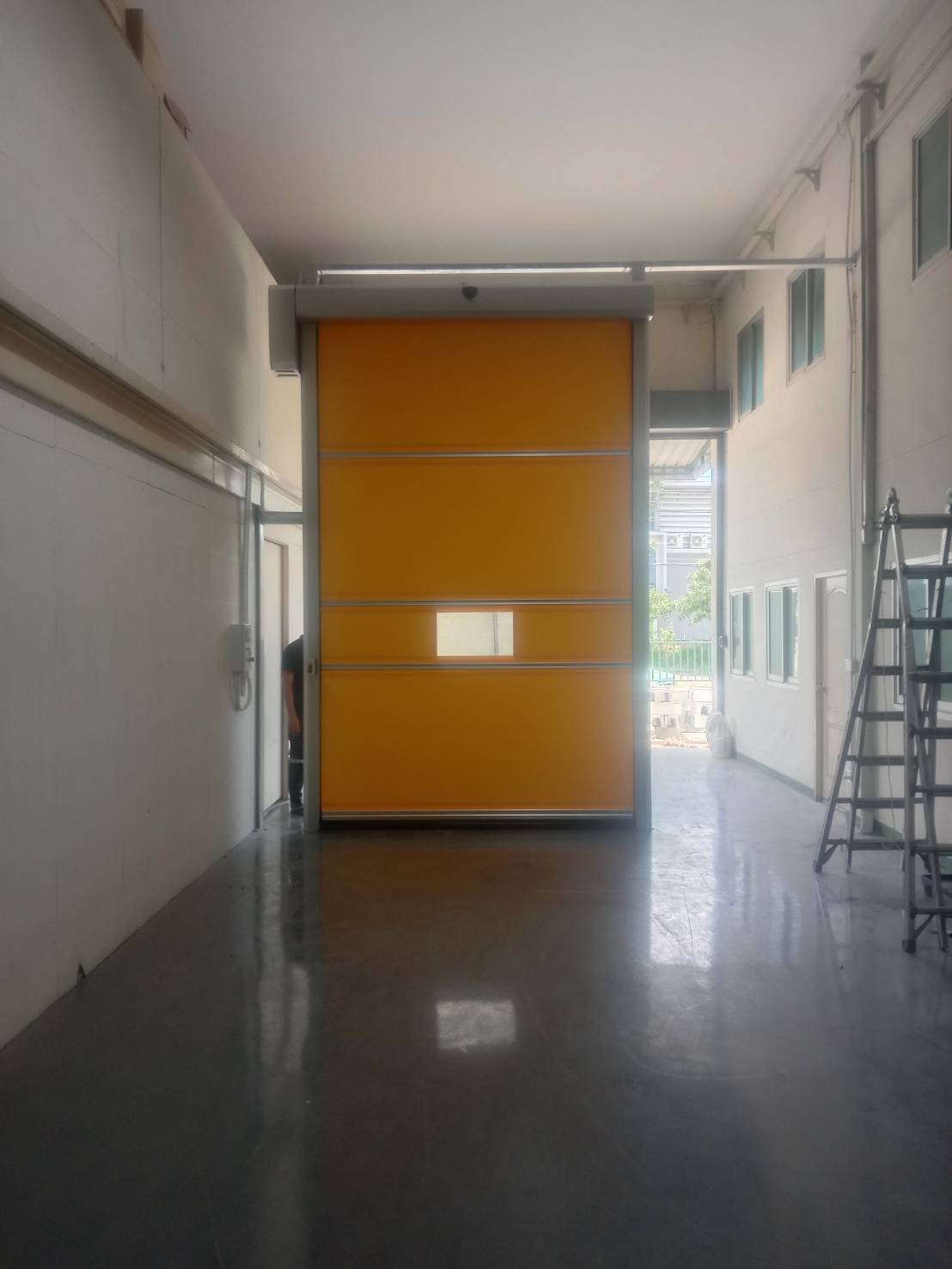 ภาพผลงานติดตั้งประตูไฮสปีด รุ่น Standard สำหรับโรงงานอุตสาหกรรม ที่ปทุมธานี โดย OZ DOOR