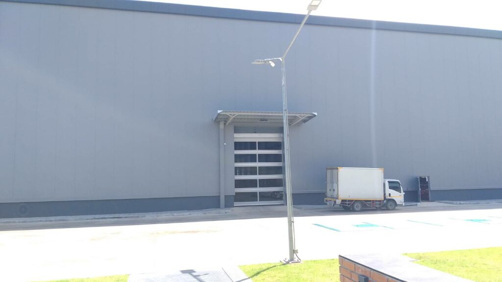 ภาพผลงานติดตั้งประตูไฮสปีด รุ่น Standard สำหรับโรงงานอุตสาหกรรม ที่สมุทรสาคร โดย OZ DOOR