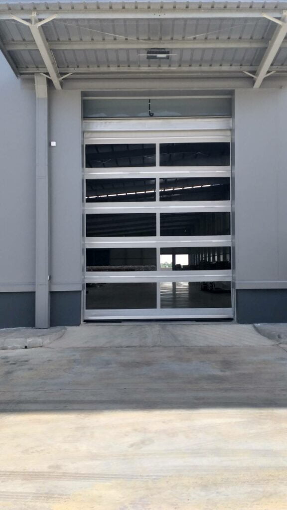 ภาพผลงานติดตั้งประตูไฮสปีด รุ่น Standard สำหรับโรงงานอุตสาหกรรม ที่สมุทรสาคร โดย OZ DOOR (2)