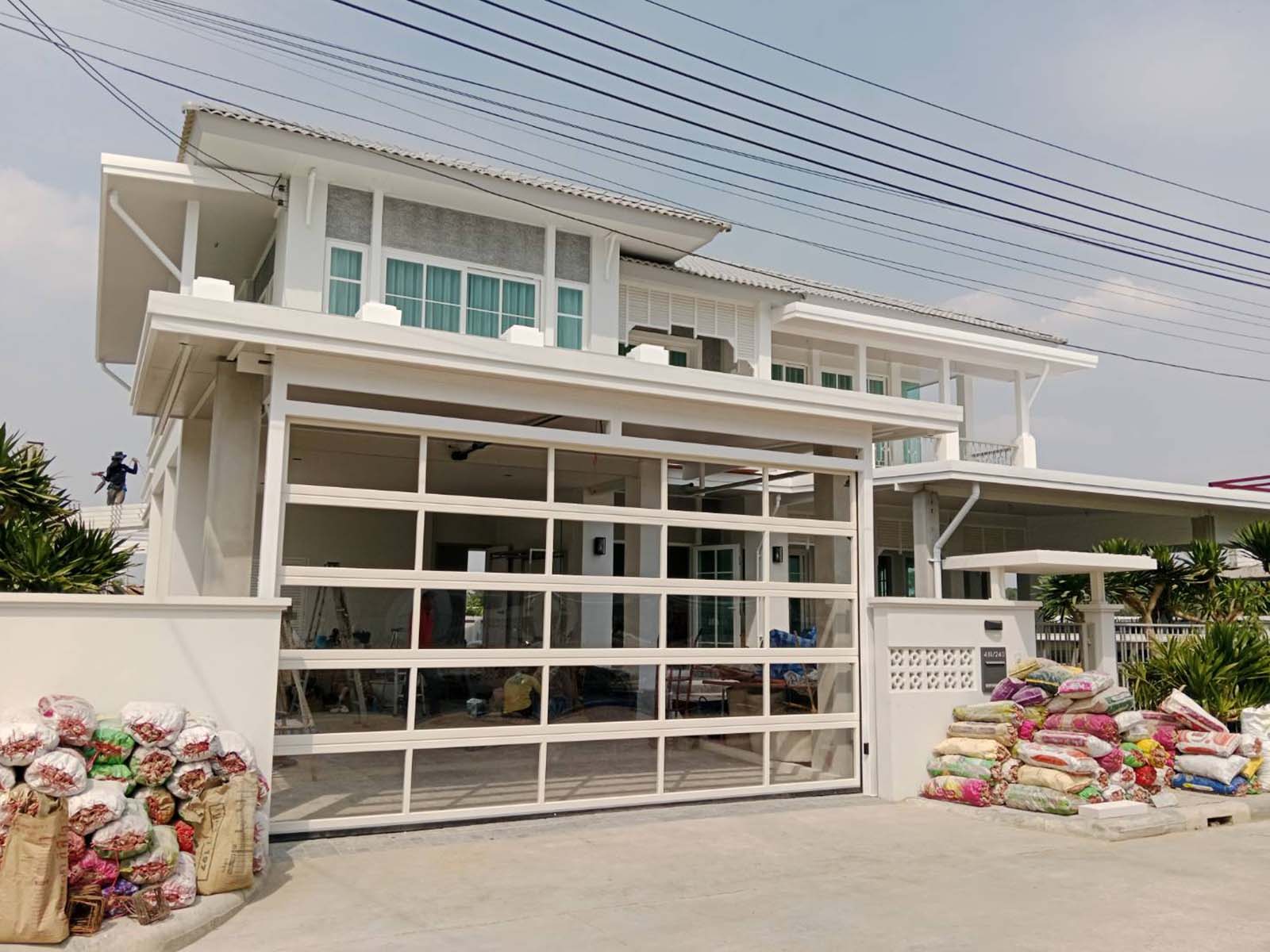 ประตูโรงรถ-แบบใส-สีขาว Outside