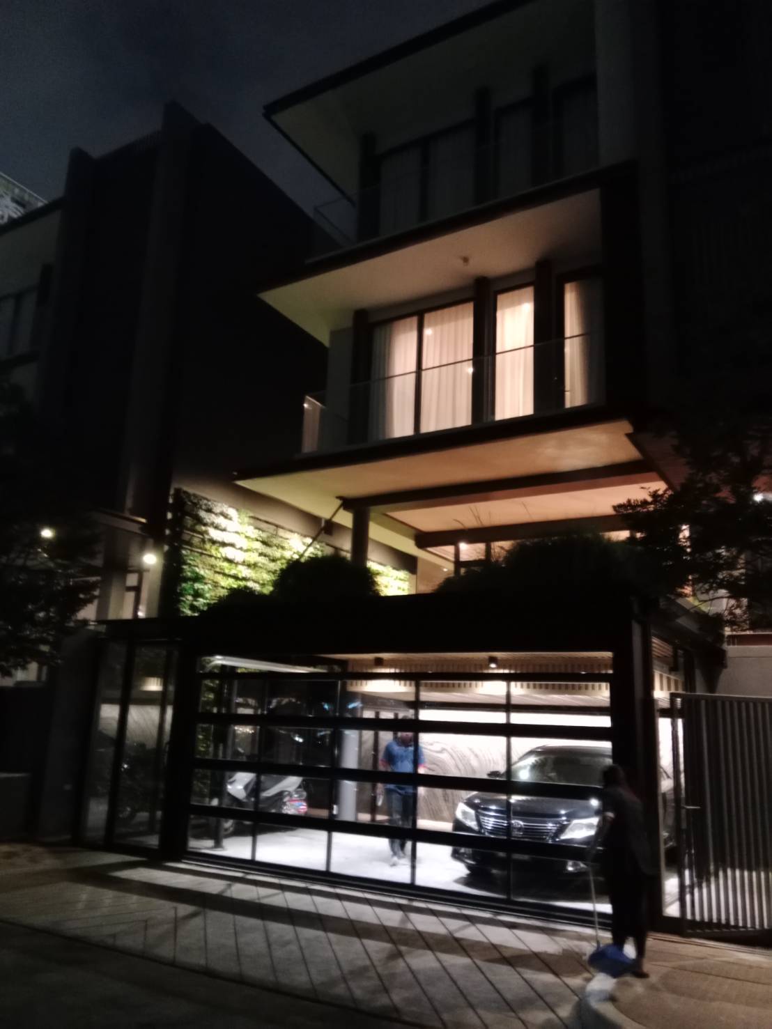 Installation photo of Garage Doors for Single House in Bangkok by OZ DOOR (4)