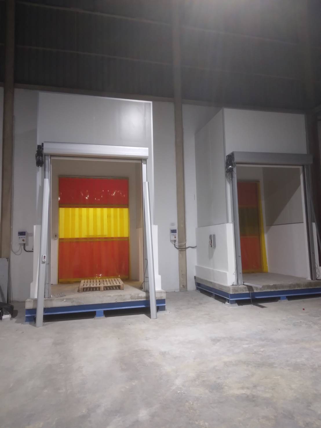 ภาพผลงานติดตั้งประตูไฮสปีด รุ่น Standard สำหรับโรงงานอุตสาหกรรม ที่สมุทรสาคร โดย OZ DOOR