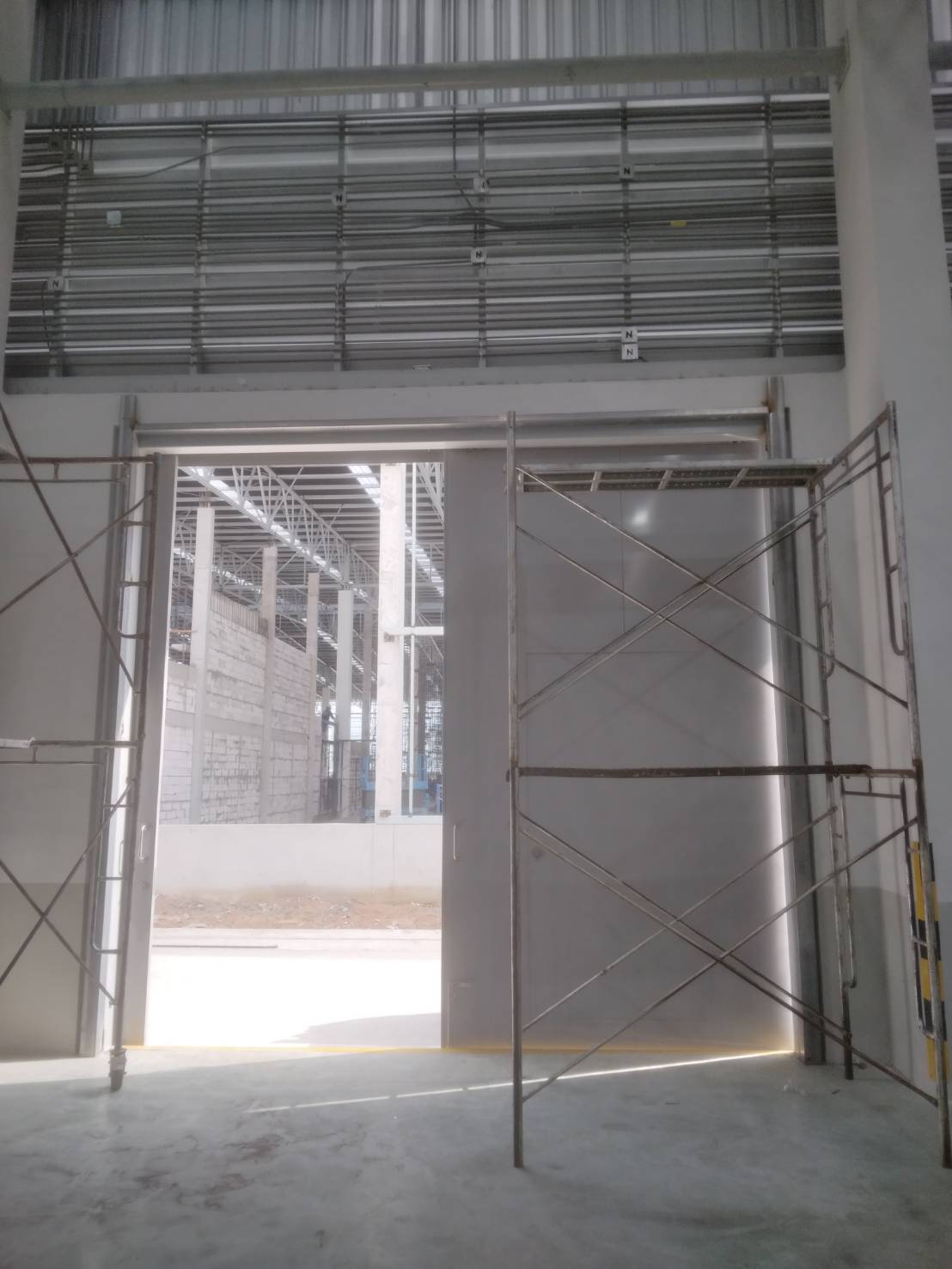 ภาพผลงานติดตั้งประตูไฮสปีด รุ่น Standard สำหรับคลังสินค้าและโลจิสติกส์ ที่ระยอง โดย OZ DOOR