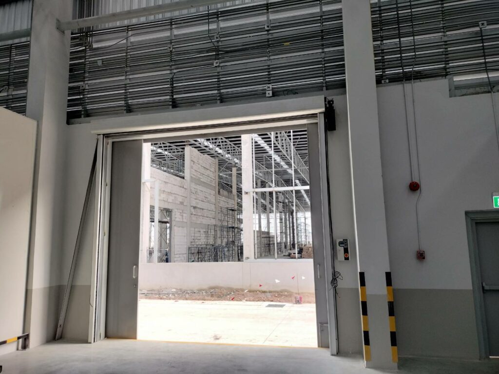 ภาพผลงานติดตั้งประตูไฮสปีด รุ่น Standard สำหรับคลังสินค้าและโลจิสติกส์ ที่ระยอง โดย OZ DOOR (3)