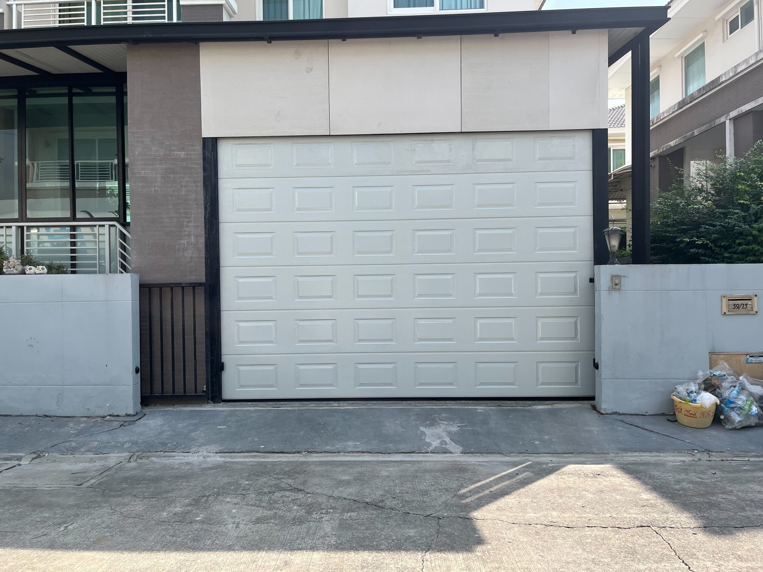 ภาพผลงานติดตั้งGarage Door Standard สำหรับคลังสินค้าและโลจิสติกส์ ที่ระยอง โดย OZ DOOR