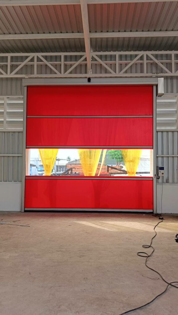ภาพผลงานติดตั้งประตูไฮสปีด รุ่น Standard สำหรับโรงงานอุตสาหกรรม ที่สมุทรสาคร โดย OZ DOOR