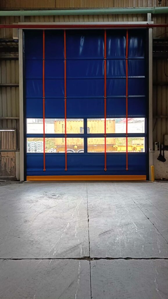 ภาพผลงานติดตั้งประตูไฮสปีด รุ่น Standard สำหรับคลังสินค้าและโลจิสติกส์ ที่ระยอง โดย OZ DOOR