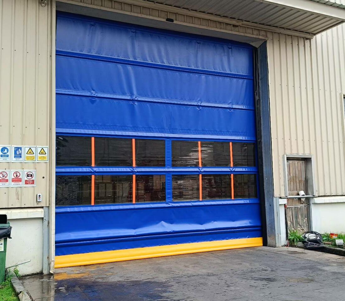 ภาพผลงานติดตั้งHigh speed : MEGA door สำหรับคลังสินค้าและโลจิสติกส์ ที่ระยอง โดย OZ DOOR