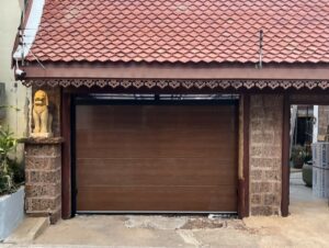 Read more about the article ประตูโรงรถ|Garage door ลายไม้|พัทยา