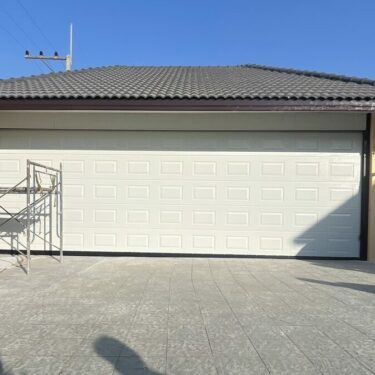 ประตูโรงรถ|Garage door|สีขาวลายลูกฟัก