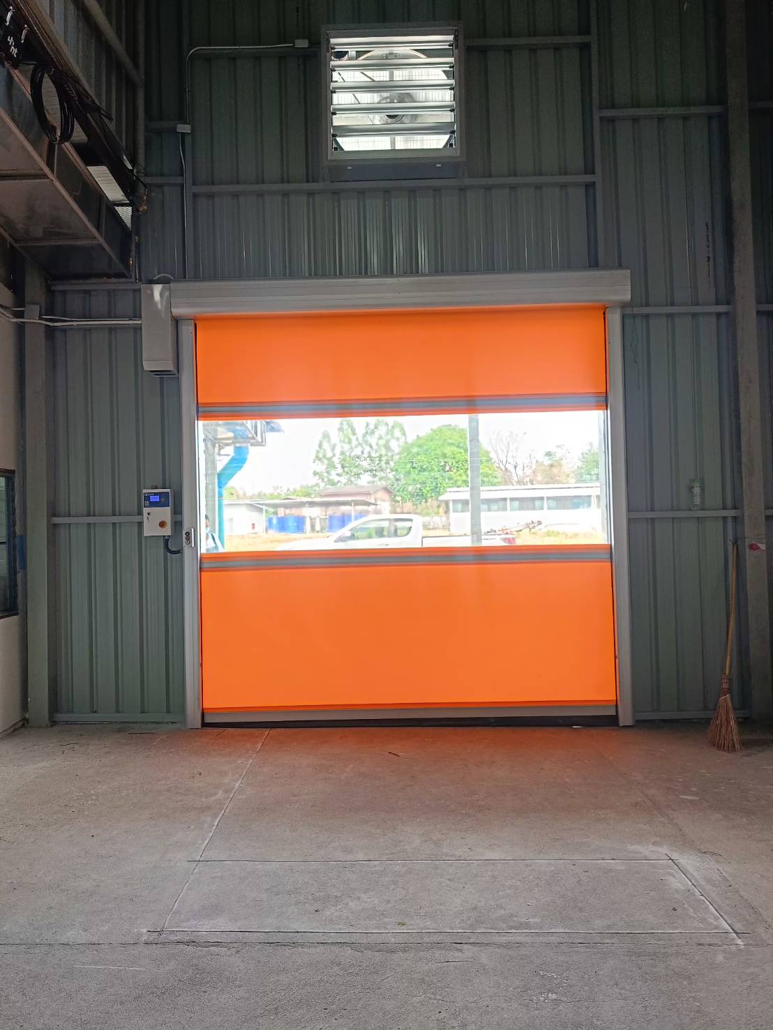 ภาพผลงานติดตั้งประตูไฮสปีด รุ่น Standard สำหรับโรงงานอุตสาหกรรม ที่ชลบุรี โดย OZ DOOR (2)