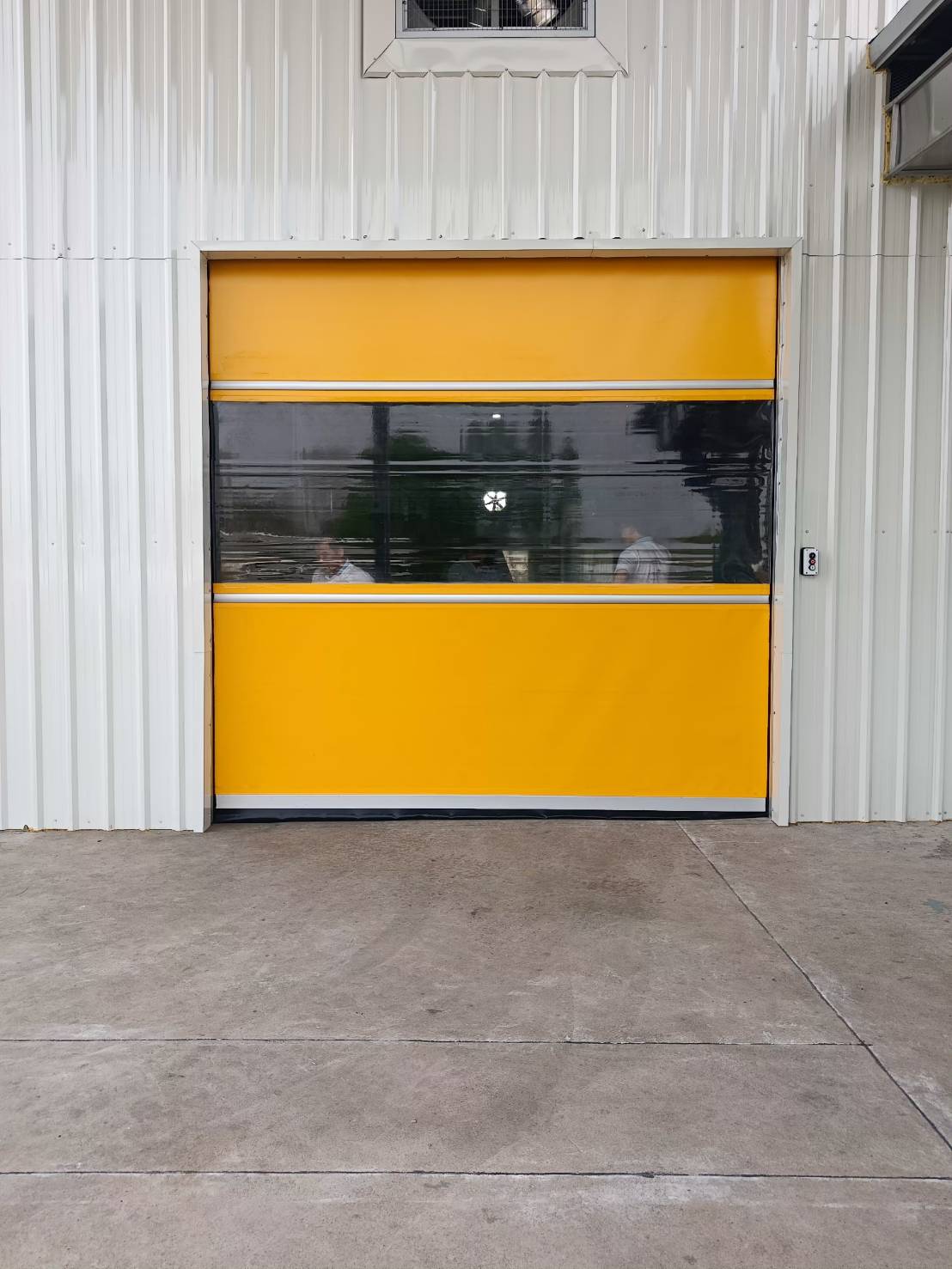 ภาพผลงานติดตั้งประตูไฮสปีด รุ่น Standard สำหรับโรงงานอุตสาหกรรม ที่ชลบุรี โดย OZ DOOR (3)