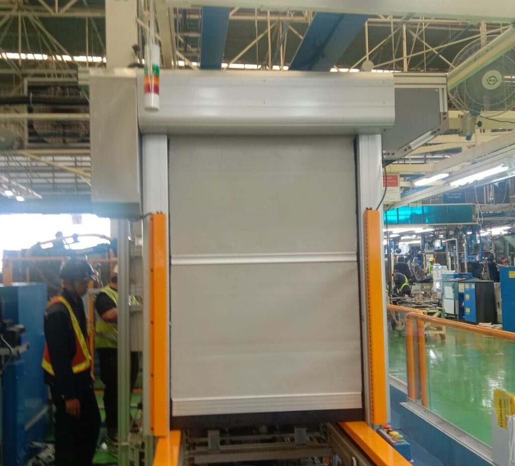 ภาพผลงานติดตั้งประตูไฮสปีด รุ่น Standard สำหรับโรงงานอุตสาหกรรม ที่ปทุมธานี โดย OZ DOOR