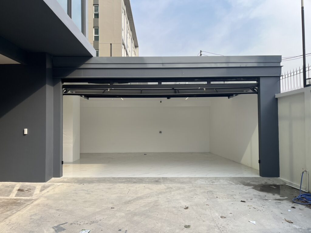 Installation photo of Garage Doors for Single House in Nonthaburi by OZ DOOR (14)