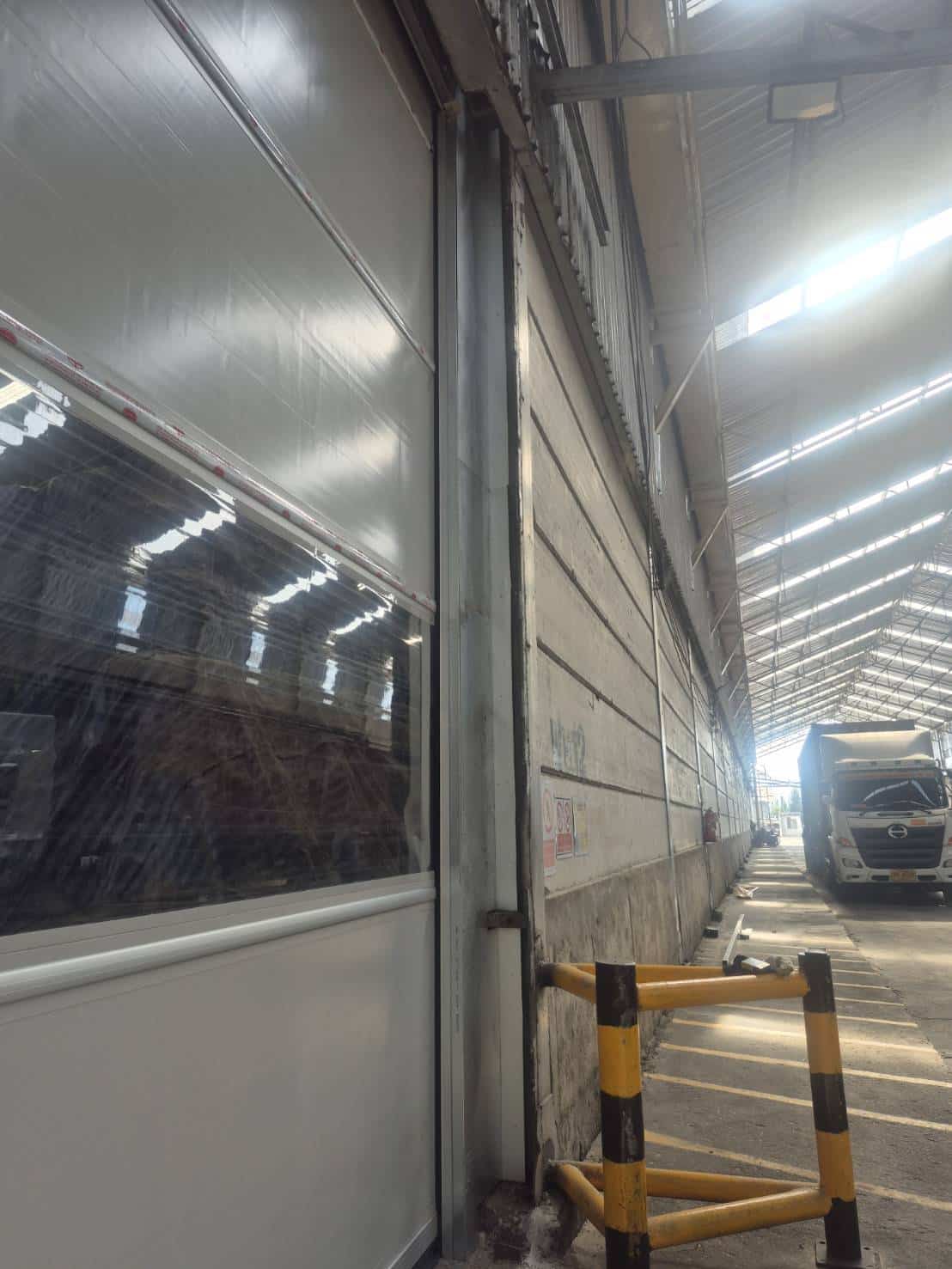 ภาพผลงานติดตั้งประตูไฮสปีด รุ่น Standard สำหรับโรงงานอุตสาหกรรม ที่เพชรบูรณ์ โดย OZ DOOR (6)