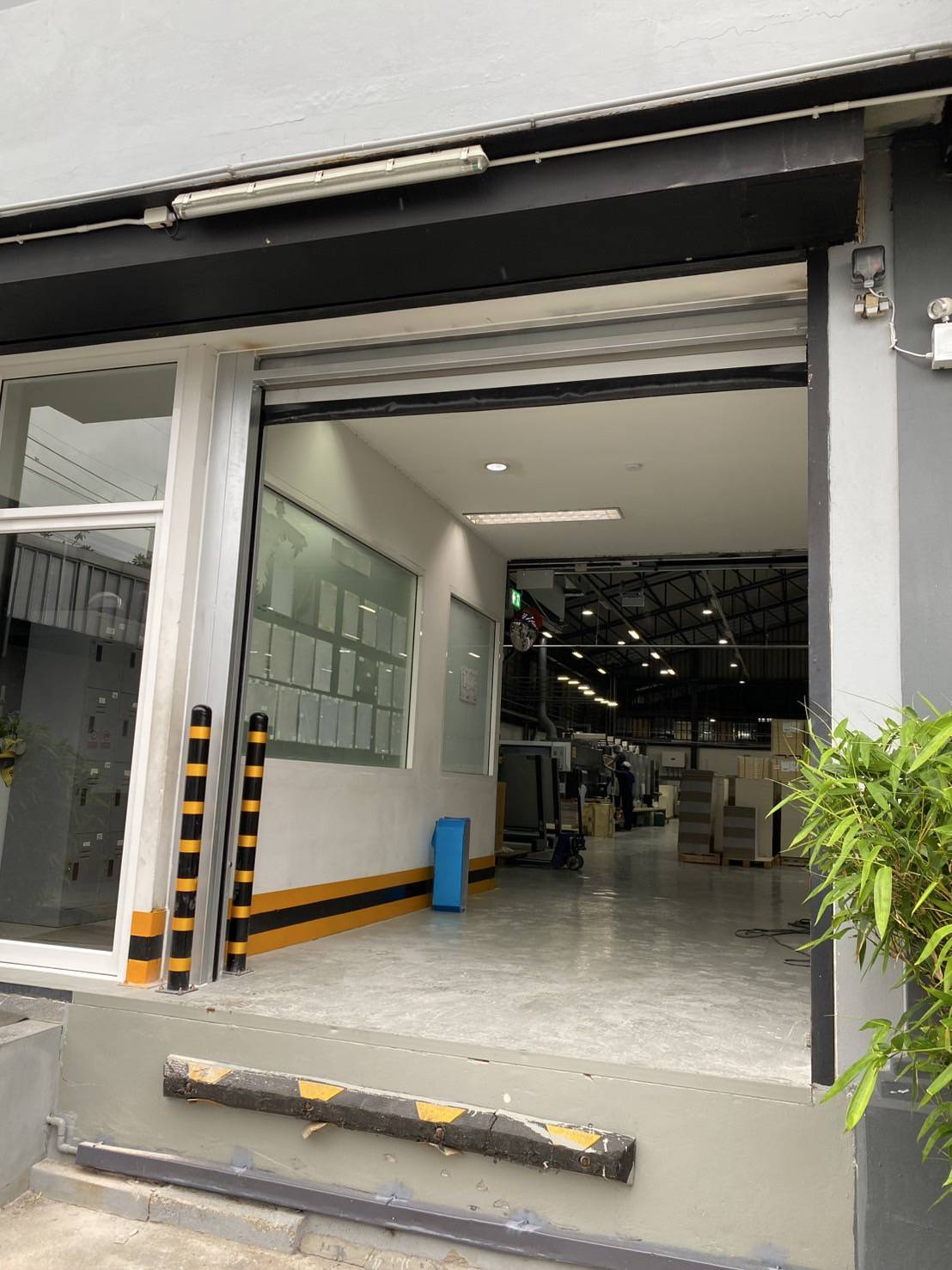 ภาพผลงานติดตั้งประตูไฮสปีด รุ่น Standard สำหรับโรงงานอุตสาหกรรม ที่สมุทรสาคร โดย OZ DOOR (7)