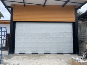 Read more about the article ประตูโรงรถ|Garage Door|Classic white