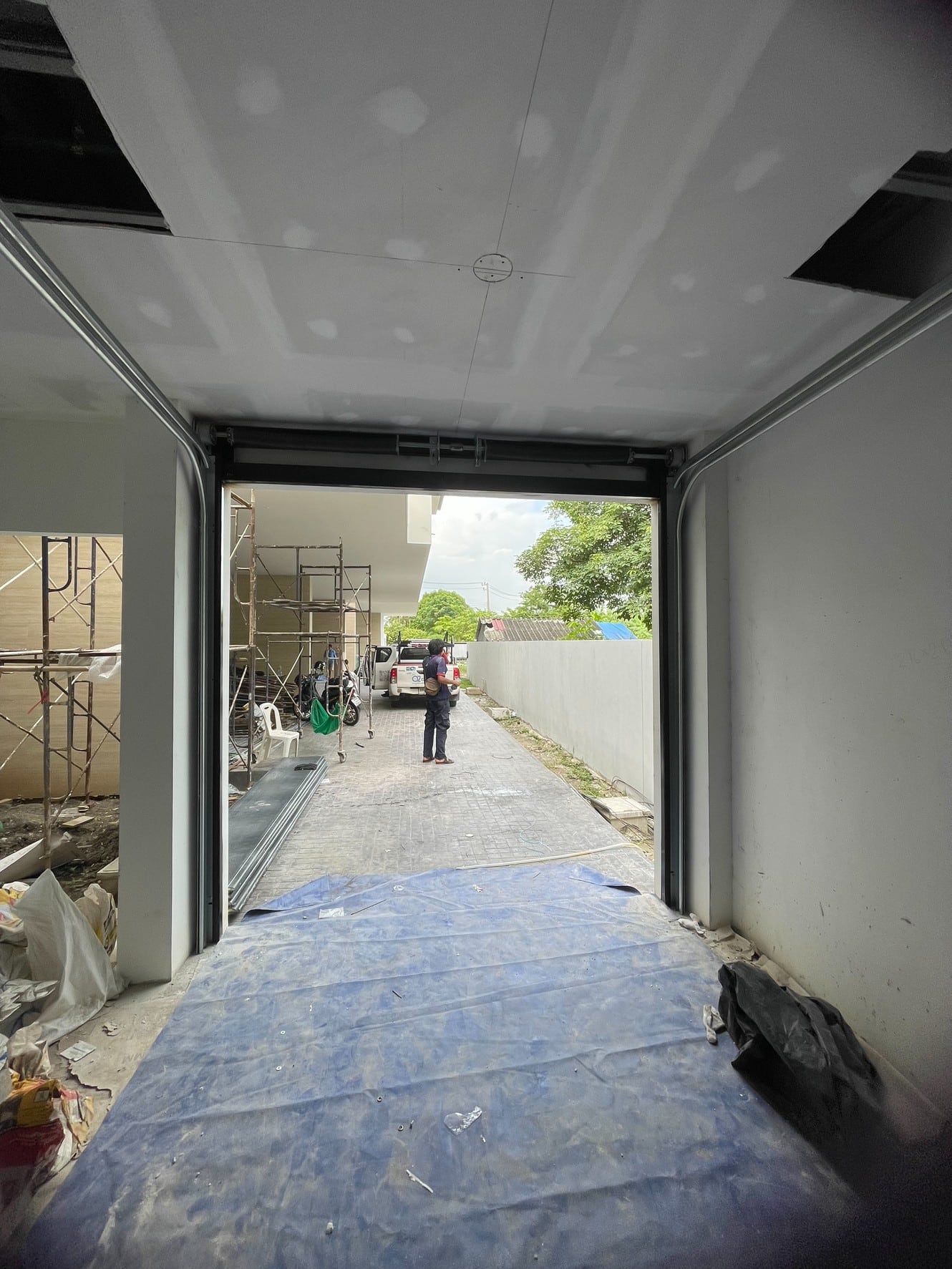 Installation photo of Garage Doors for Residential Projects in Bangkok by OZ DOOR (3)