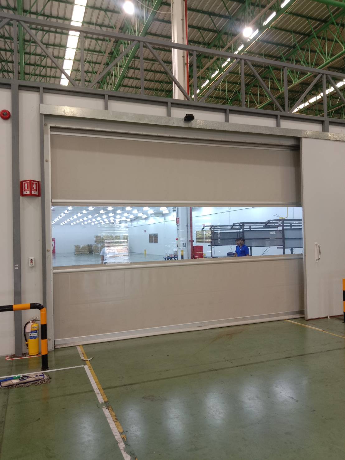 ภาพผลงานติดตั้งประตูไฮสปีด รุ่น Standard สำหรับคลีนรูมและ GMP ที่ปราจีนบุรี โดย OZ DOOR (3)