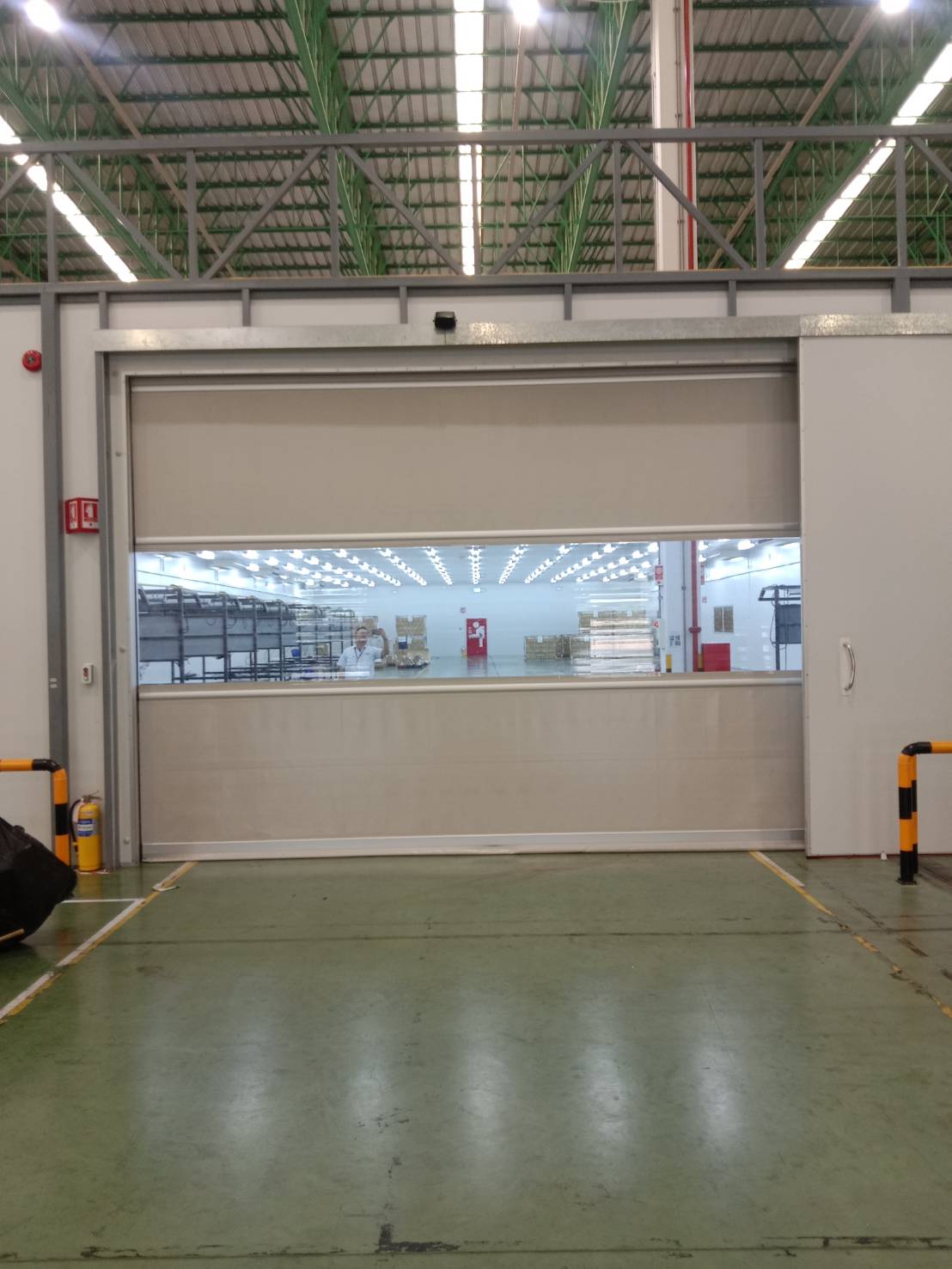 ภาพผลงานติดตั้งประตูไฮสปีด รุ่น Standard สำหรับคลีนรูมและ GMP ที่ปราจีนบุรี โดย OZ DOOR (7)