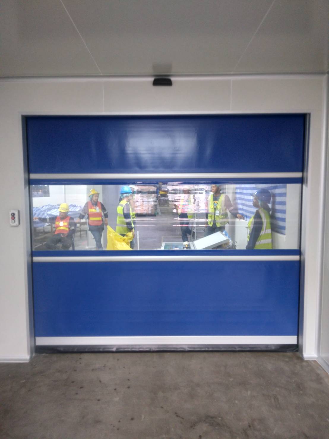 ภาพผลงานติดตั้งประตูไฮสปีด รุ่น Standard สำหรับอาหารและเครื่องดื่ม ที่กรุงเทพมหานคร โดย OZ DOOR