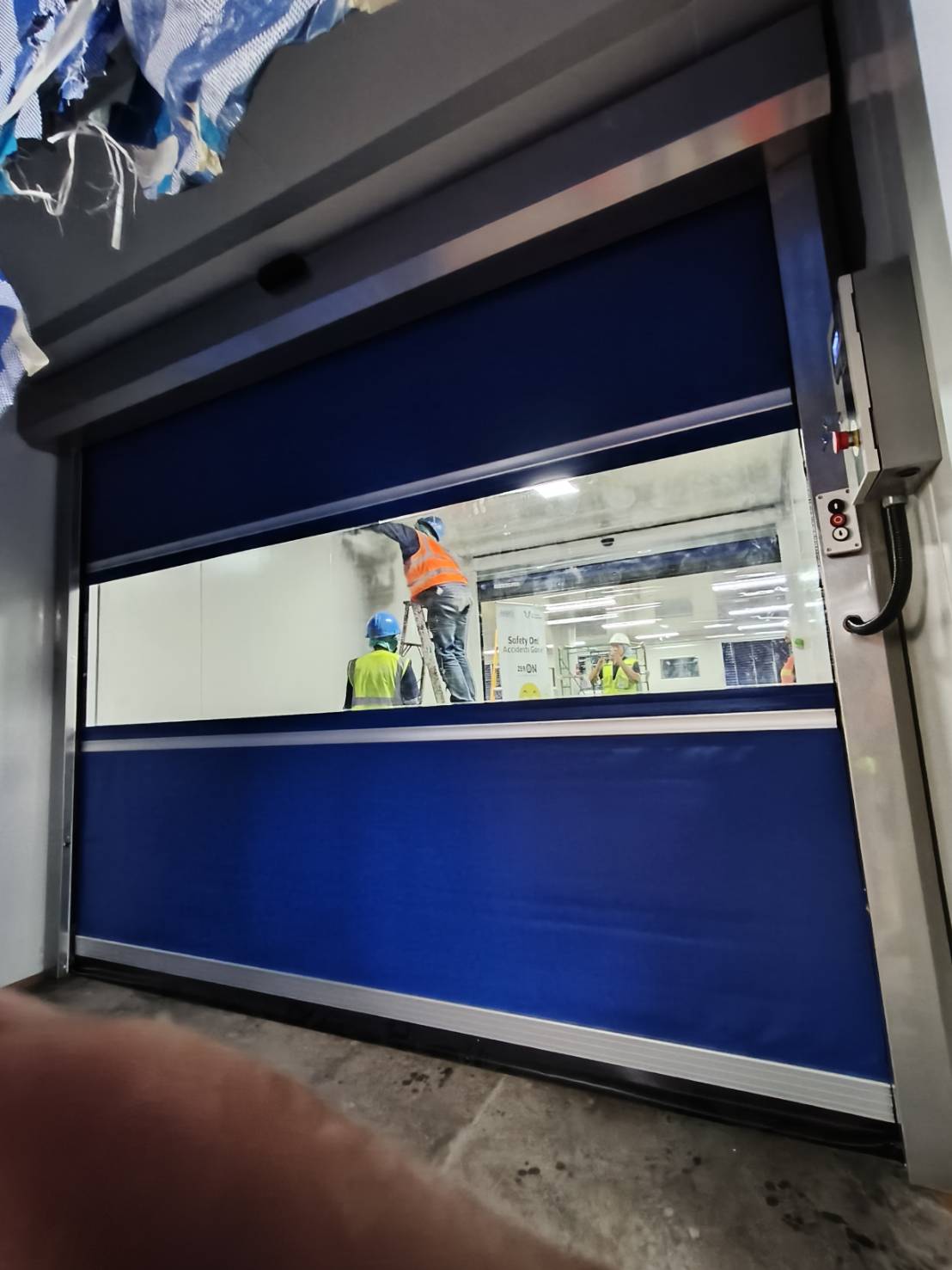 ภาพผลงานติดตั้งประตูไฮสปีด รุ่น Standard สำหรับอาหารและเครื่องดื่ม ที่กรุงเทพมหานคร โดย OZ DOOR (10)