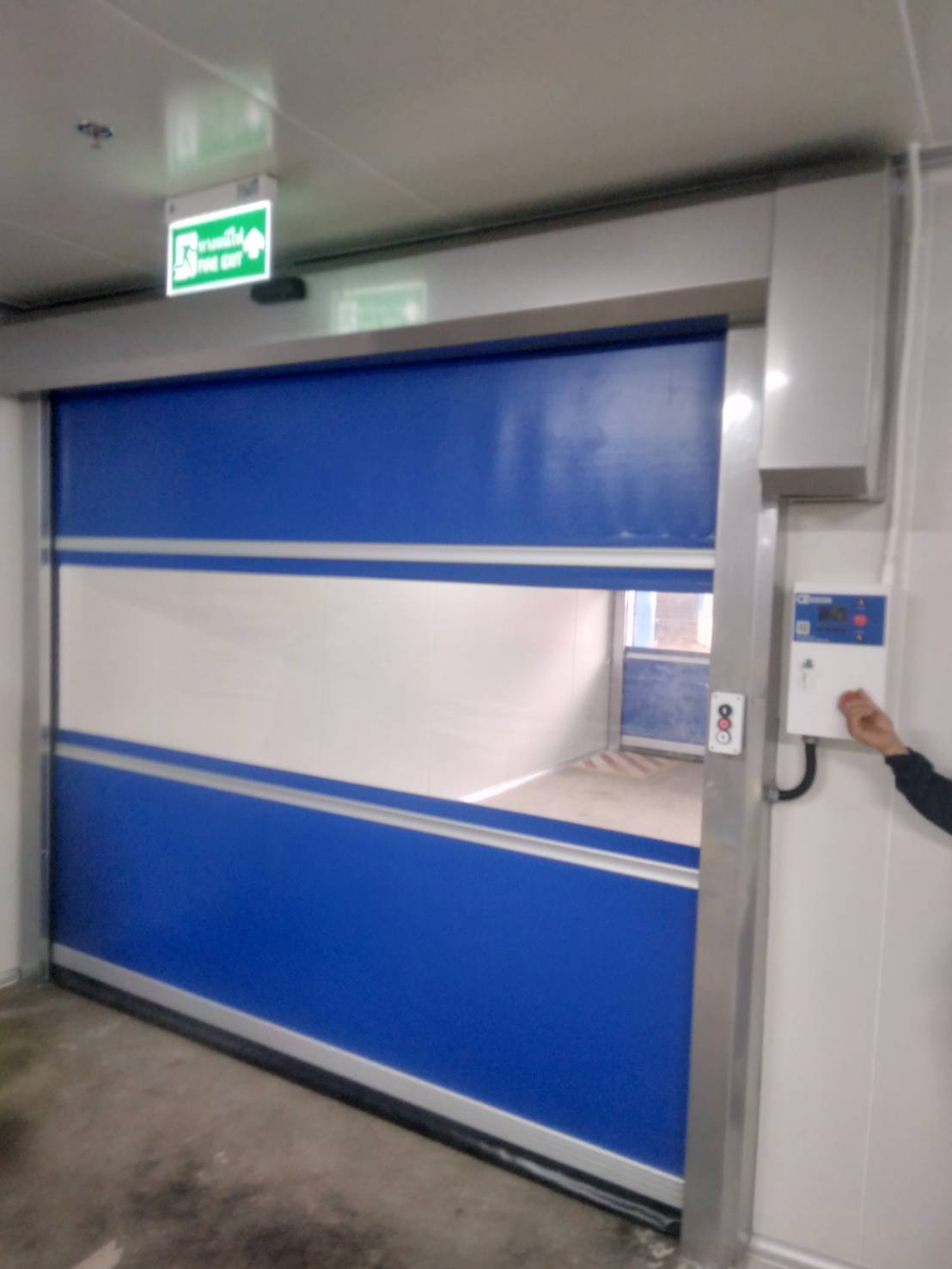 ภาพผลงานติดตั้งประตูไฮสปีด รุ่น Standard สำหรับอาหารและเครื่องดื่ม ที่กรุงเทพมหานคร โดย OZ DOOR (12)